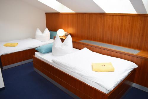 柏林Pension Freiraum Guesthouse Berlin的船上小屋内的两张床