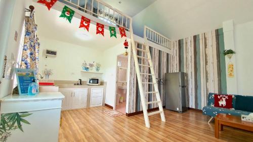 考科蒂普度假屋的一间带高架床的客厅和一间厨房