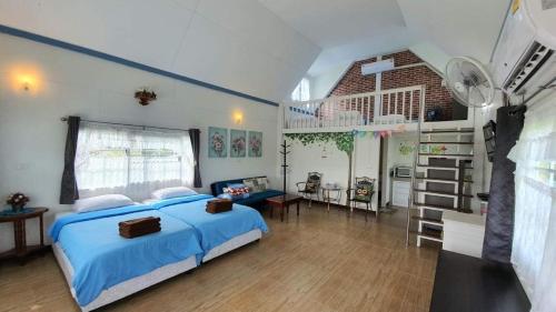 考科蒂普度假屋的一间设有蓝色床和厨房的大卧室