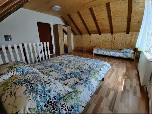 LičApartman Niki的一间卧室配有一张床,铺有木地板