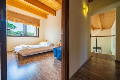 普拉加德阿罗Villa Mestres Playa de Aro的一间卧室设有一张床和一个大窗户