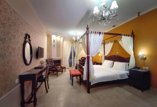 卡托劳塔翁波则尔盐穴spa酒店的一间卧室配有一张天蓬床、一张桌子和一张书桌。