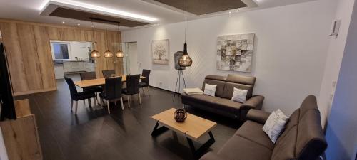维林根Upland View的客厅配有沙发和桌子