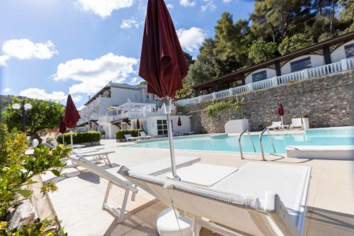 佩斯基奇La Locanda della Castellana adults only的一个带游泳池、椅子和遮阳伞的酒店