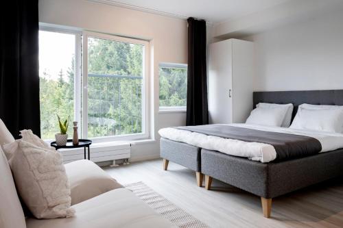 RosersbergHOOM HOME & HOTEL Sigtuna的一间卧室设有两张床和大窗户