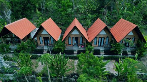 珀尼达岛Bukit keker cottage的享有红色屋顶房屋的空中景致