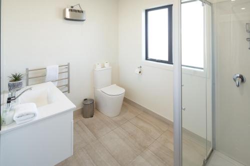 特卡波湖Alpine View Apartment 3 - Tekapo的白色的浴室设有卫生间和水槽。