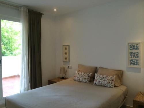 贝纳尔马德纳Comfortable and spacious apartment with nice views的一间卧室设有一张床和一个大窗户