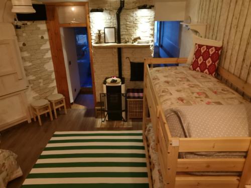 桑格罗堡Casa Serena的卧室配有床和绿色白色地毯。