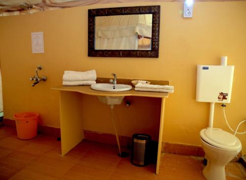 斋沙默尔Kingfisher Desert Camp的一间带水槽和卫生间的浴室