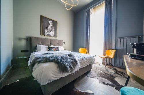 布达佩斯Leo Boutique Rooms - Adults Only的一间卧室设有一张大床和一个窗户。