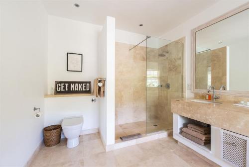 圣彼得教区Shimmers, stunning, stylish West Coast Villa的带淋浴、卫生间和盥洗盆的浴室