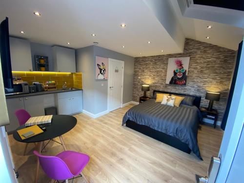 斯丹斯达蒙费雪特Modern Luxury 1 bed apartment with parking near Stansted Airport的一间带特大号床的卧室和一间厨房