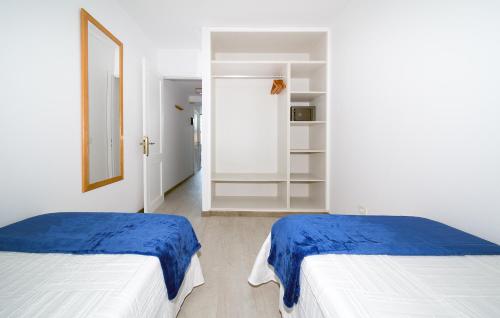波多黎各Apartamentos Monte Verde的白色的客房配有两张床和镜子