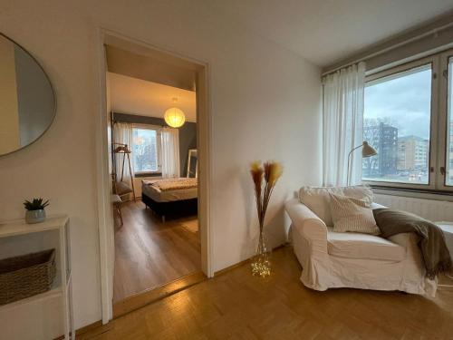图尔库Keskusta kaksio Tuomiokirkon ja Yliopiston lähellä的客厅配有白色沙发和窗户