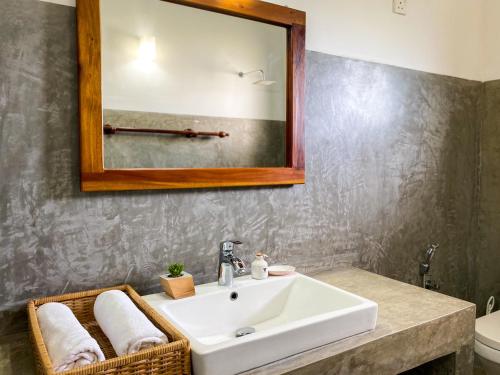 康提汉博纳豪斯酒店的浴室设有白色水槽和镜子