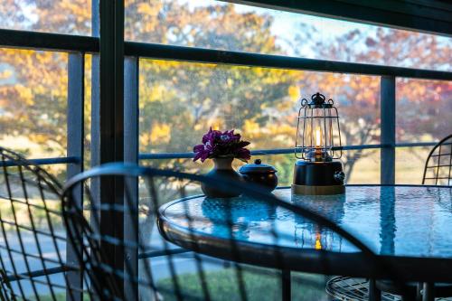 顺天市四季公寓的窗户上带灯和鲜花的玻璃桌