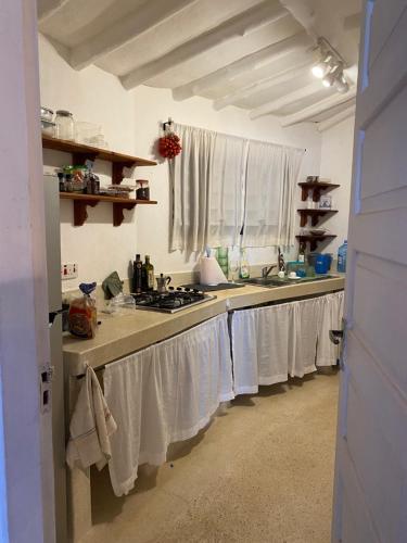 马林迪White Lion的厨房配有挂在柜台上的白色毛巾