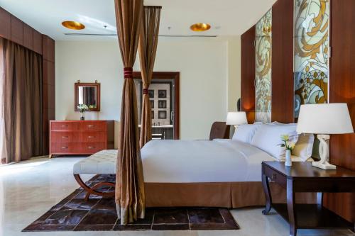 阿可贺巴霍巴皇冠假日酒店的一间卧室配有一张床、一张桌子和一张书桌
