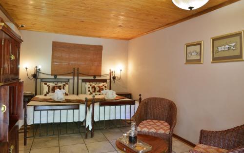 卡萨内Kasane Self Catering的卧室配有一张床和一张桌子及椅子