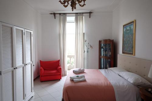 罗马Interno 7的一间卧室配有一张床和一张红色椅子