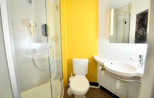 第戎B&B HOTEL Dijon Centre的浴室配有卫生间、盥洗盆和淋浴。