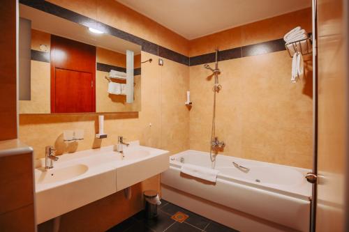 Grand Hotel Tuzla的一间浴室