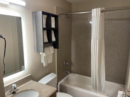 圣安东尼奥Super 8 by Wyndham San Antonio Downtown NE的浴室配有卫生间、盥洗盆和淋浴。