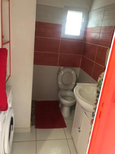 珀蒂堡Kaban‘ Malaka的一间带卫生间和水槽的小浴室