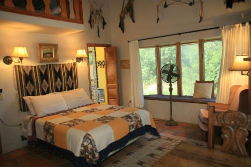 PatagoniaSpirit Tree Inn B&B的一间卧室设有一张床和一个窗口