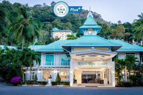 奥南海滩Krabi Tipa Resort - SHA EXTRA PLUS的享有蓝色屋顶的度假村景色