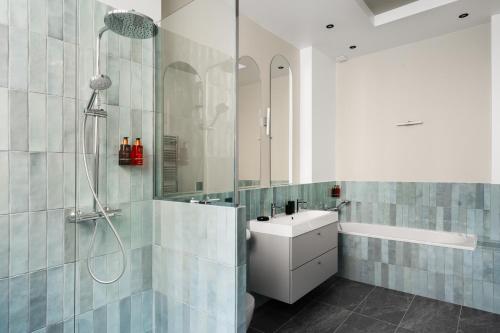 巴黎Edgar Suites Notre-Dame - Lagrange的一间带水槽和淋浴的浴室