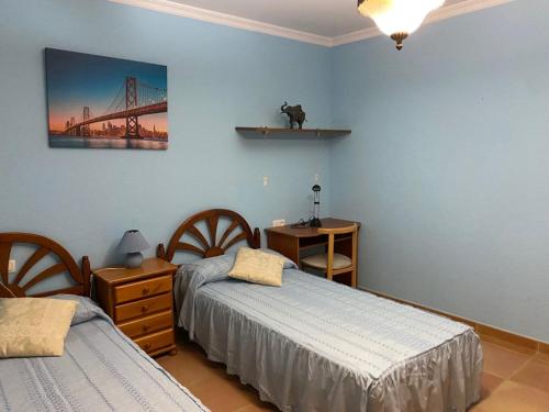 罗米拉Villa Ana的一间卧室设有两张床,墙上设有一座桥