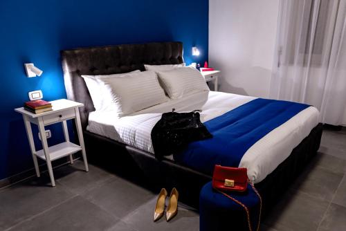 那不勒斯NAPOLI IN BLU MAISON的一间卧室设有一张蓝色墙壁的大床