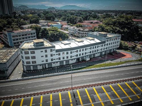 怡保Reno Hotel Ipoh的道路一侧的白色大建筑