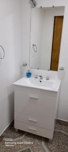 里瓦达维亚海军准将城M&M l的浴室设有白色水槽和镜子