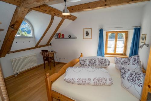 施库尔Apartment Bügl Grond 124的一间卧室配有一张带两个枕头的床