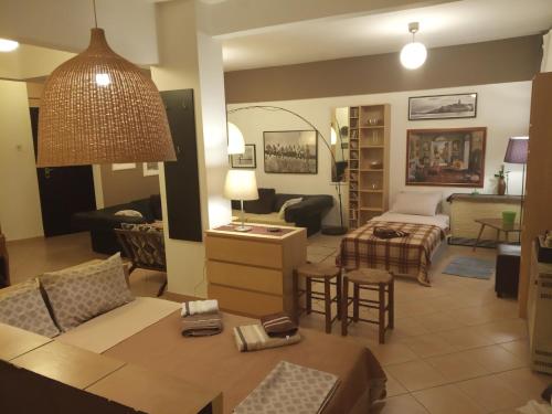 塞萨洛尼基Spacious Cosy Apt (up to 5 guests)的客厅配有沙发和桌子