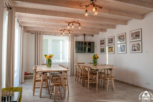 ŻabnicaAgroturystyka Corno Owca的用餐室配有木桌和椅子