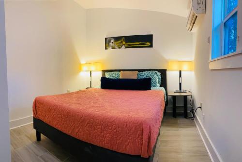 新奥尔良Antonine Apartment Upper Garden District的一间带一张床和两盏灯的小卧室