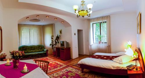 锡纳亚博弈玛旅馆的一间卧室设有一张床和一间客厅。