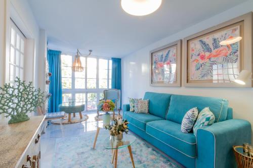 马贝拉MARBELLA BANUS SUITES - Iris Tropical Garden Banús Suite Apartment的客厅配有蓝色沙发