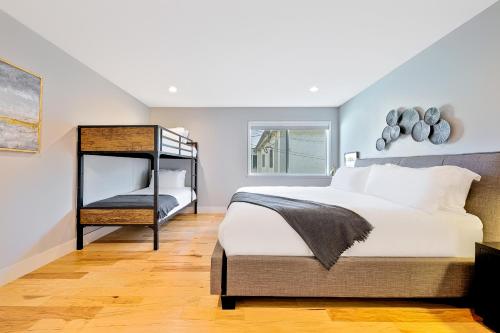 圣地亚哥Pacific Breezes的一间卧室配有一张床和一张双层床。