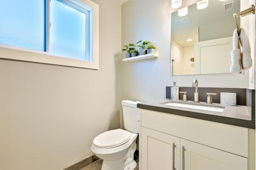 圣地亚哥Pacific Breezes的浴室配有白色卫生间和盥洗盆。