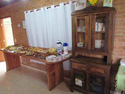 康塞高伊比蒂波卡CHALÉ NATIVO R Júlio Miranda nº 06的厨房配有餐桌和食物