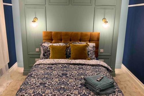 伦敦德里ENAS COVE Homely Getaway的一间卧室配有一张带黄色枕头的大床