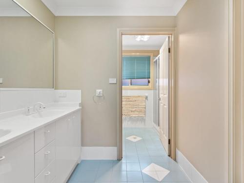 尼尔森湾Ajax Avenue 6的白色的浴室设有水槽和镜子