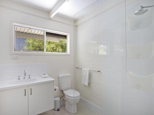 努萨角Kareela Court 3 Kareela Avenue 14的白色的浴室设有卫生间和淋浴。