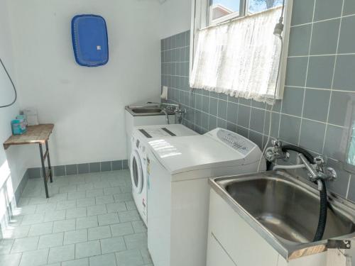 萨维特尔沙与海7号度假屋的小型浴室设有洗衣机和水槽。