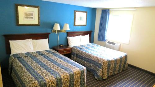 沃特维尔巴吉特侯斯特机场旅馆的酒店客房设有两张床和窗户。